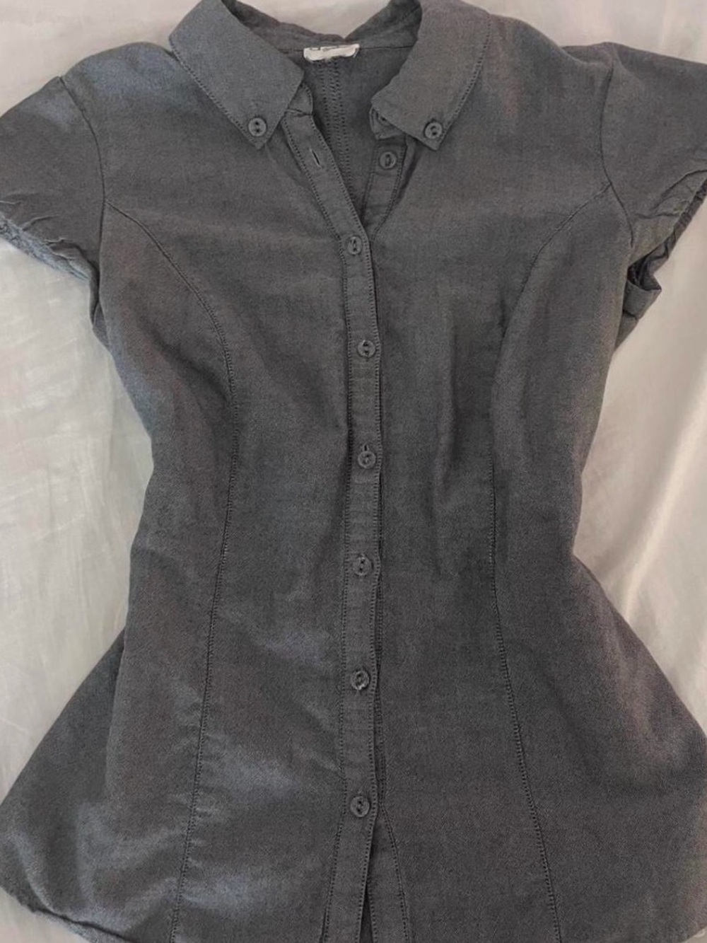 Women's Snatching Y2k Office Siren Short-Sleeve Button-Up Shirt - Gray
